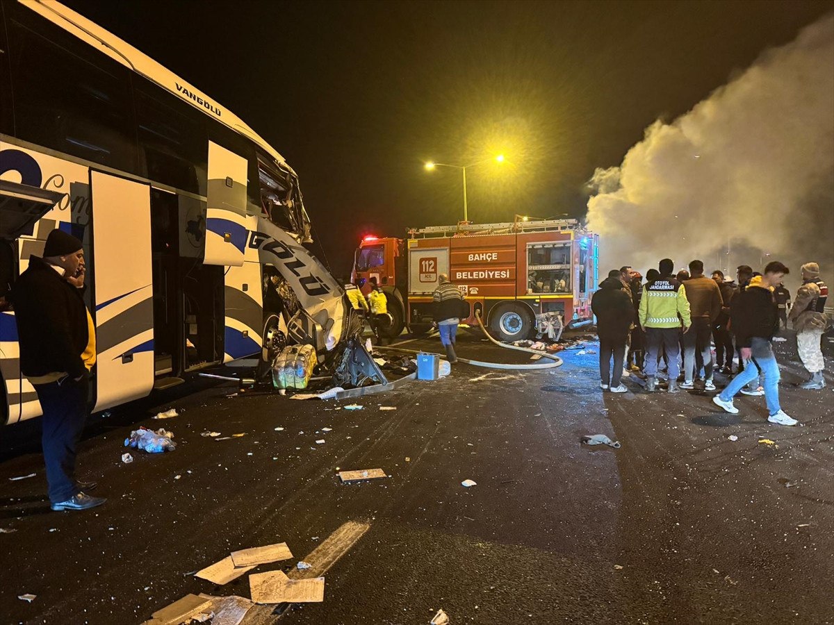 Gaziantep'te Zincirleme Trafik Kazası: 1 Ölü, 19 Yaralı