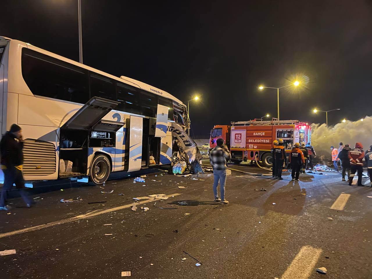 Gaziantep'te Zincirleme Trafik Kazası: 1 Ölü, 19 Yaralı