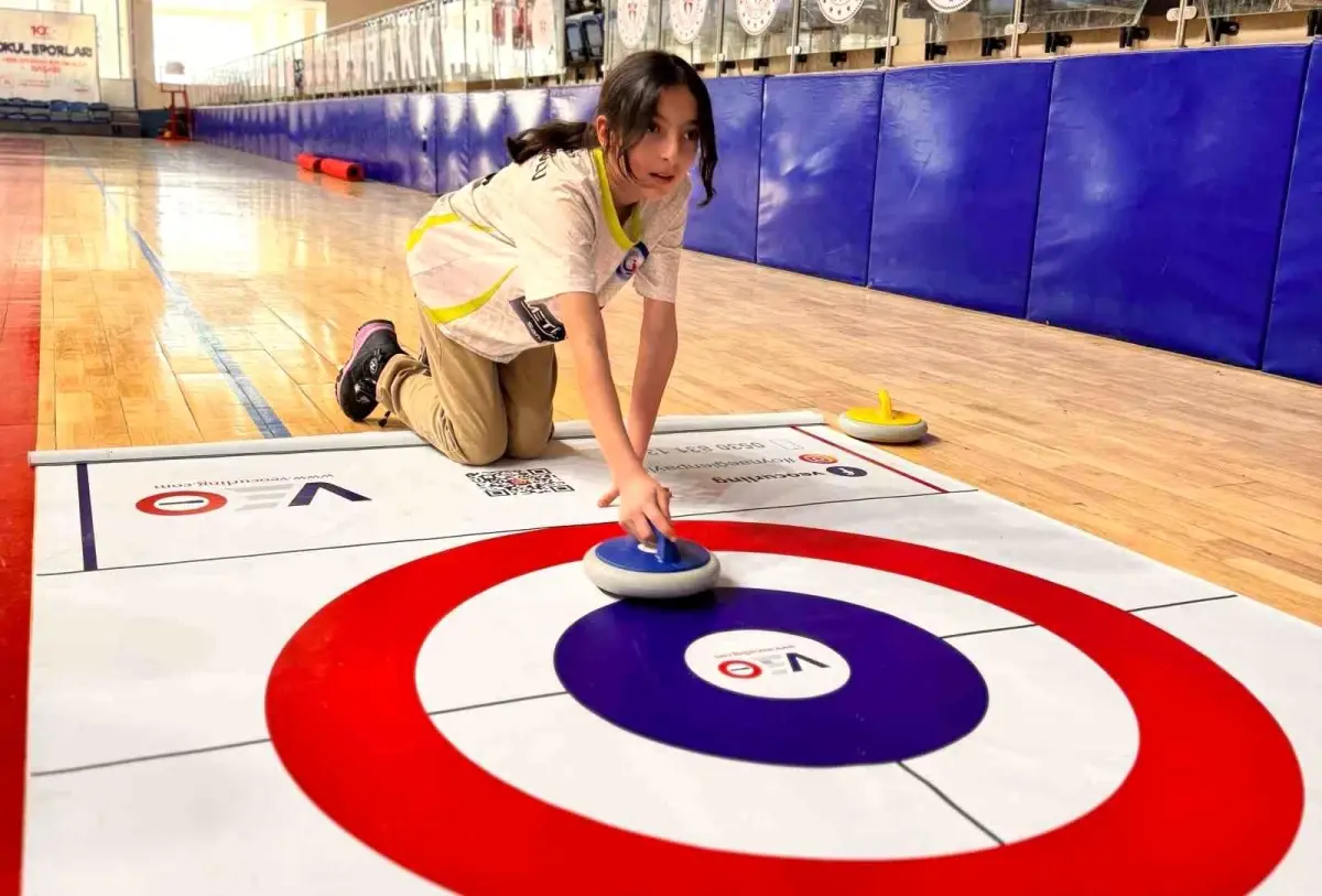 Hakkari'de İlk Floor Curling Müsabakası Düzenlendi