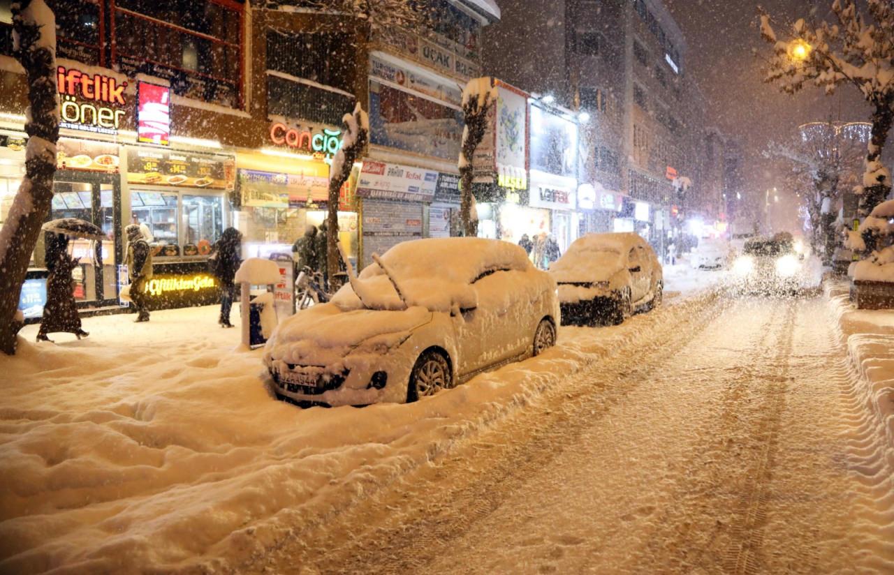 İstanbul'da Kar Yağışı Başladı, Uçuşlar İptal Edildi ve Bazı İllerde Okullar Tatil Edildi