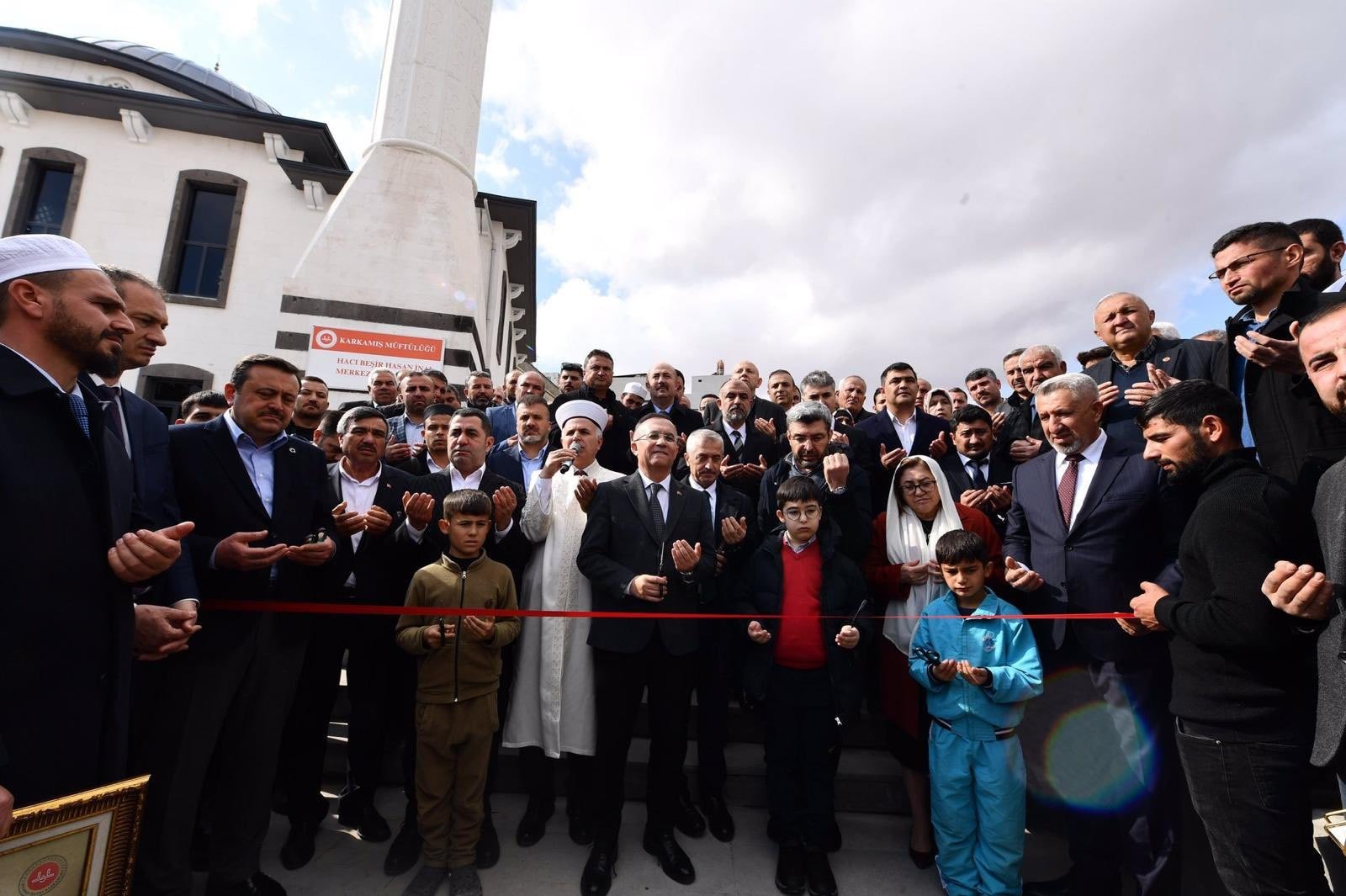 Karkamış'ta Camii Açılışında Ayakkabısız Çocuklar Dikkat Çekti