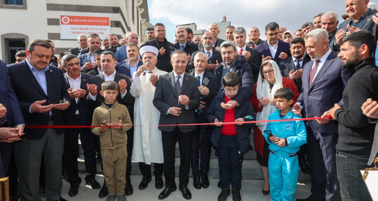 Karkamış'ta Camii Açılışında Ayakkabısız Çocuklar Dikkat Çekti