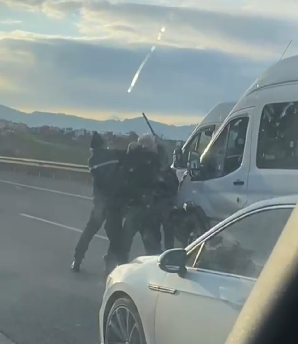 Otoyolda Servis Şoförleri Arasında Kavga: Trafik Durdu