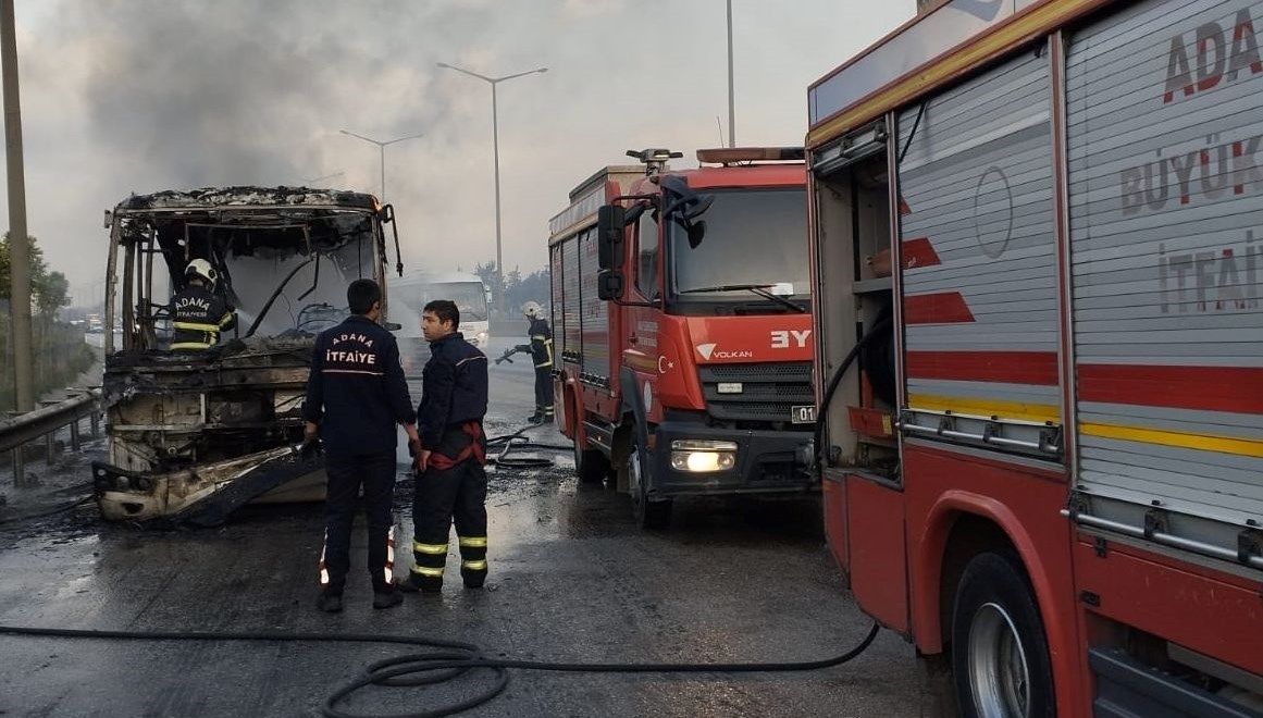 Adana'da Seyir Halindeki Özel Halk Otobüsü Yangın Çıkardı