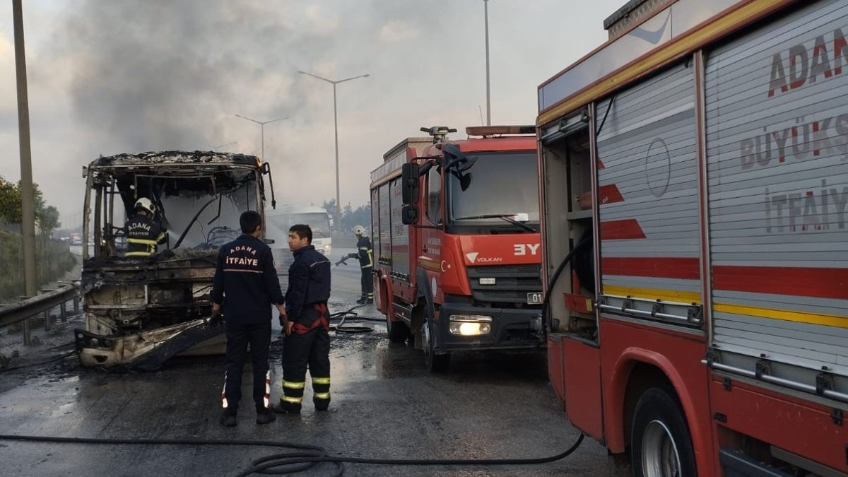 Adana'da Toplu Taşıma Aracı Yangında Kül Oldu