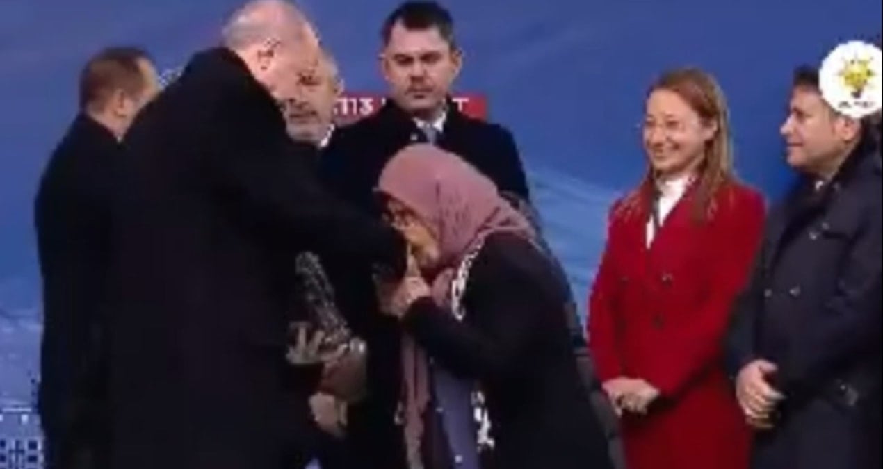 Erdoğan, Depremzede Yaşlı Kadına Elini Öptürdü