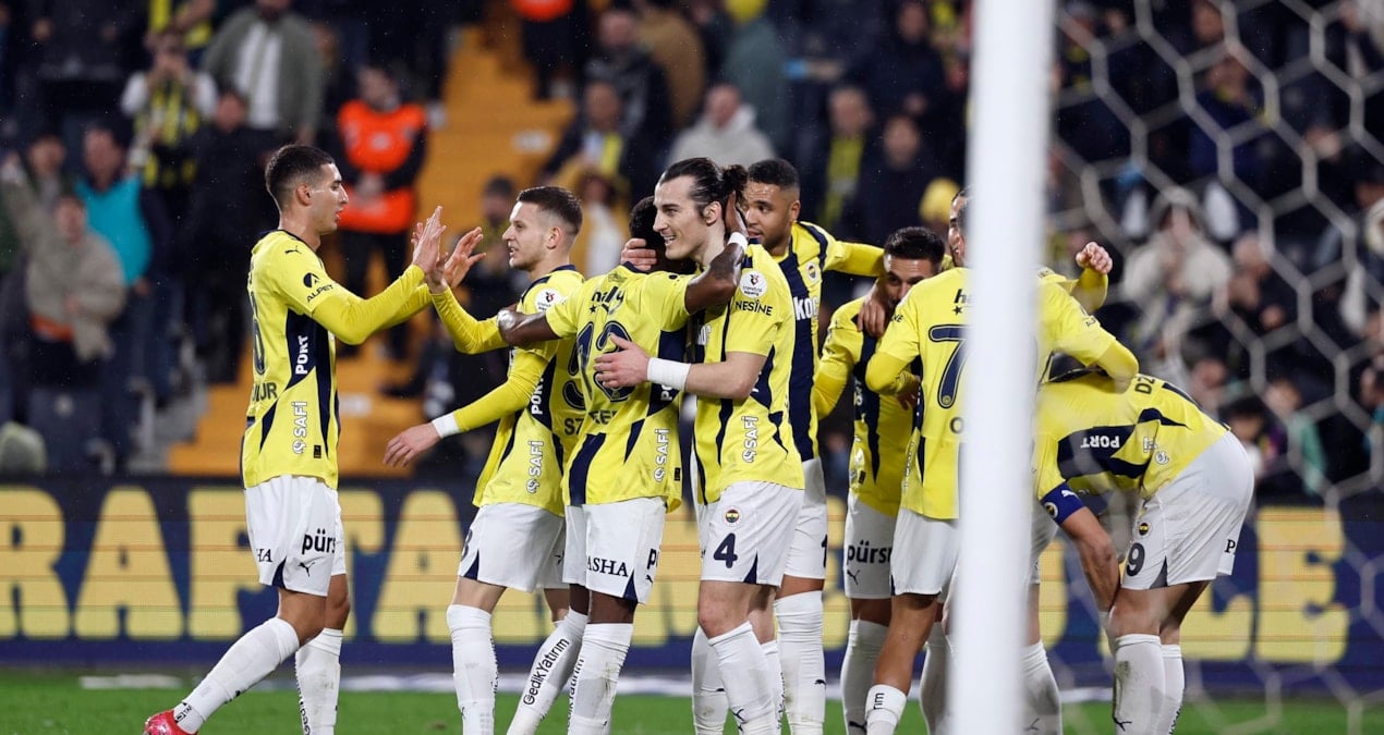 Fenerbahçe, Antalyaspor'u 3-0 ile geçerek liderle puan farkını 4'e indirdi