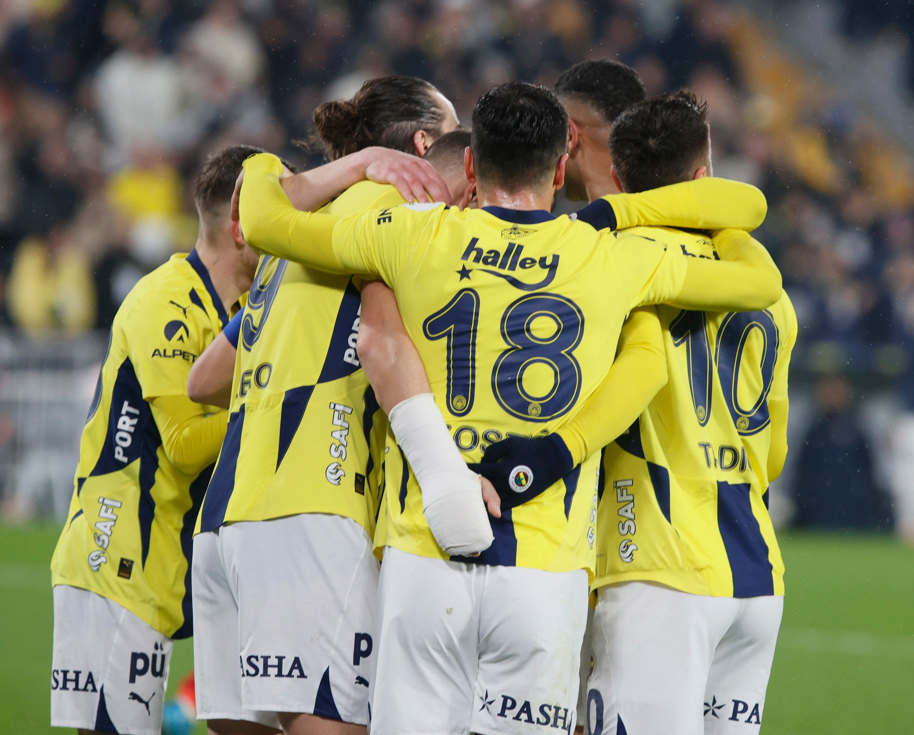 Fenerbahçe, Antalyaspor'u 3-0 ile geçerek liderle puan farkını 4'e indirdi