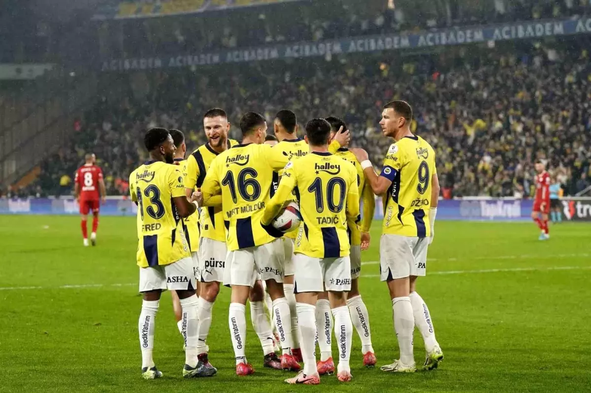 Fenerbahçe, Antalyaspor'u 3-0 Yenerek 9'da 9 Yaptı