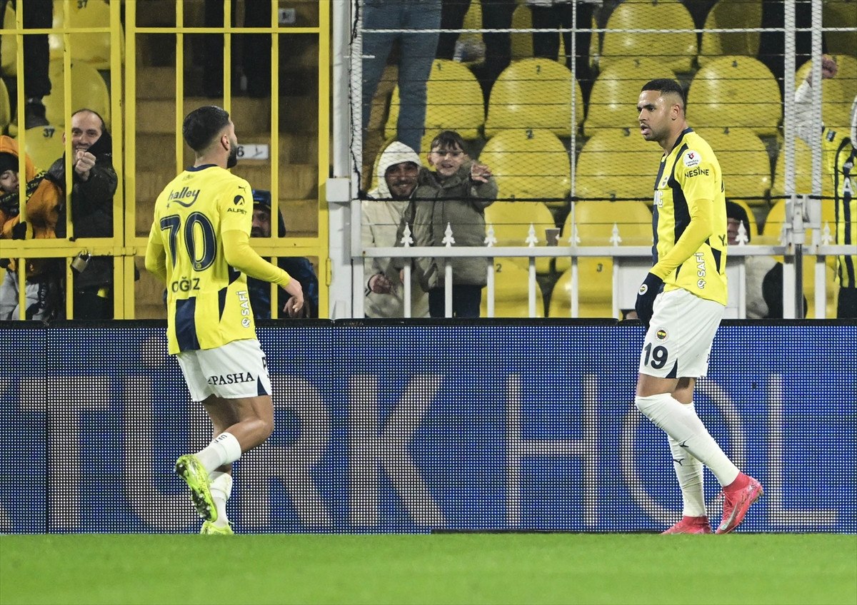 Fenerbahçe, Kadıköy'de Antalyaspor'u 3-0 Yenerek 9. Galibiyetini Aldı