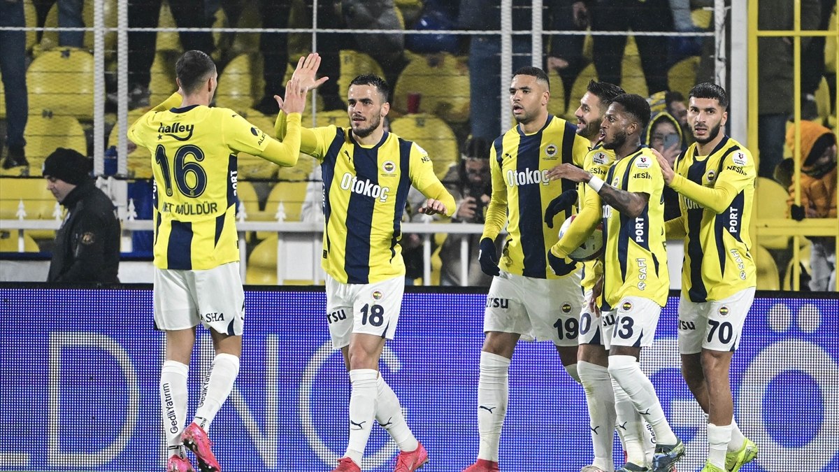 Fenerbahçe, Kadıköy'de Antalyaspor'u 3-0 Yenerek 9. Galibiyetini Aldı