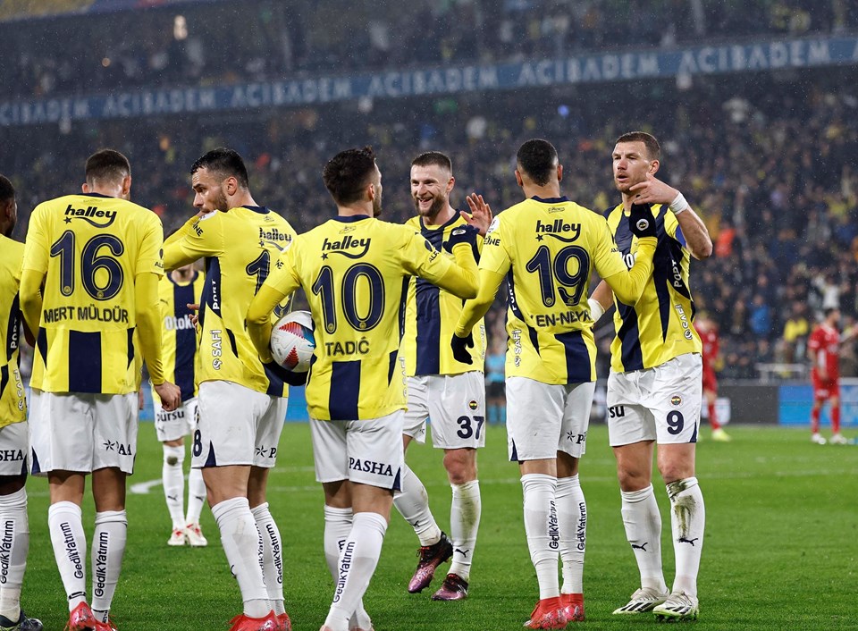 Fenerbahçe ve Galatasaray Süper Lig'de Şampiyonluk Yarışında Kıyasıya Rekabet