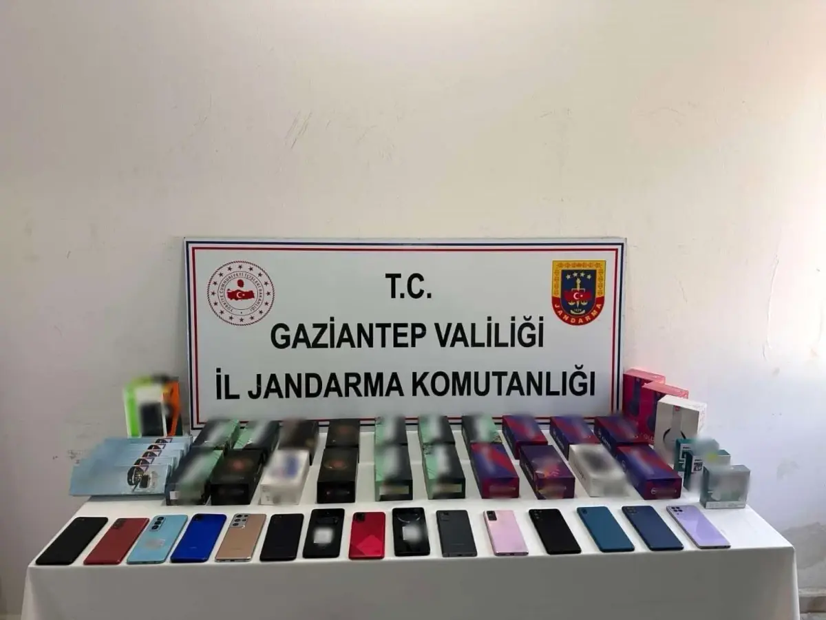 Gaziantep'te 2 Milyon TL Değerinde Kaçak Telefon ve Saat Ele Geçirildi