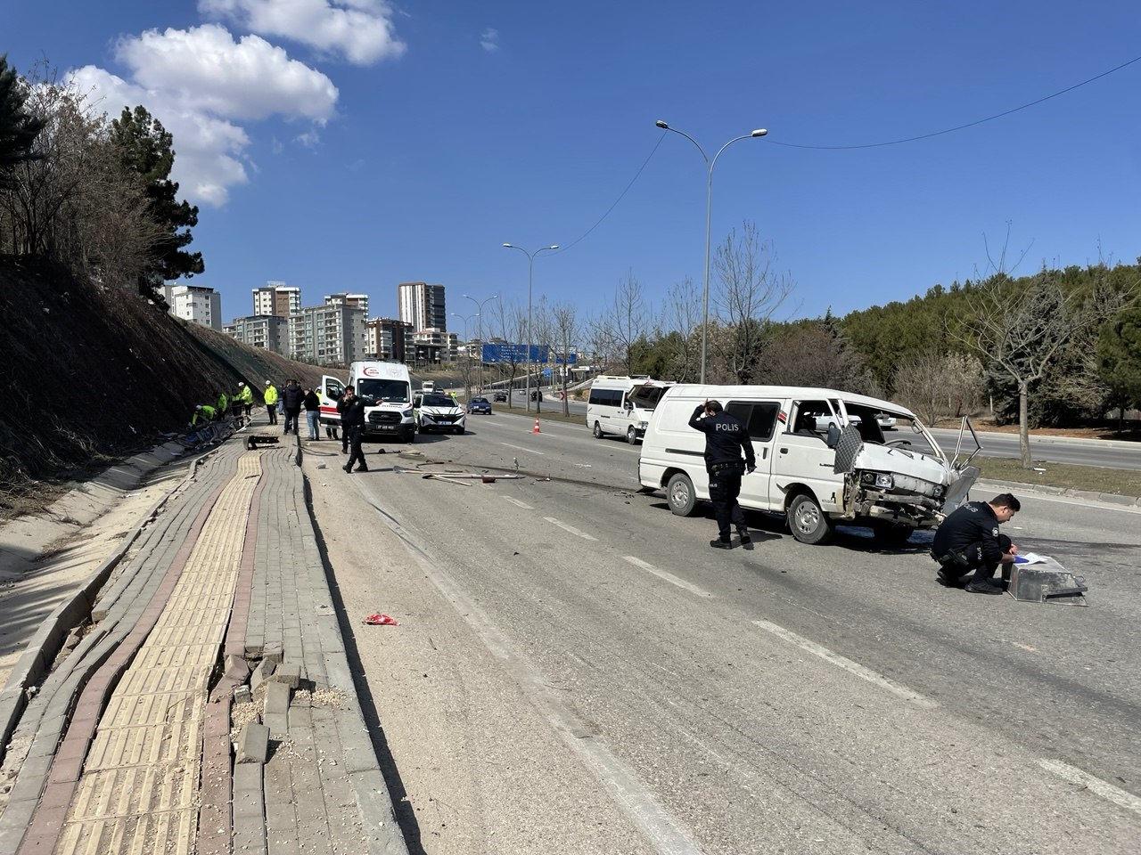 Gaziantep'te Otomobil-Minibüs Kazası: 1 Ölü, 3 Yaralı