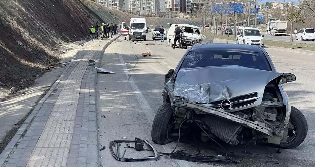 Gaziantep'te Otomobil Minibüse Çarptı: 1 Ölü, 3 Yaralı