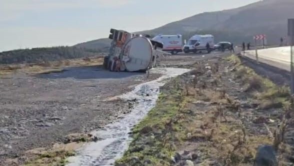 Gaziantep'te Yakıt Tankeri Devrildi: 2 Yaralı