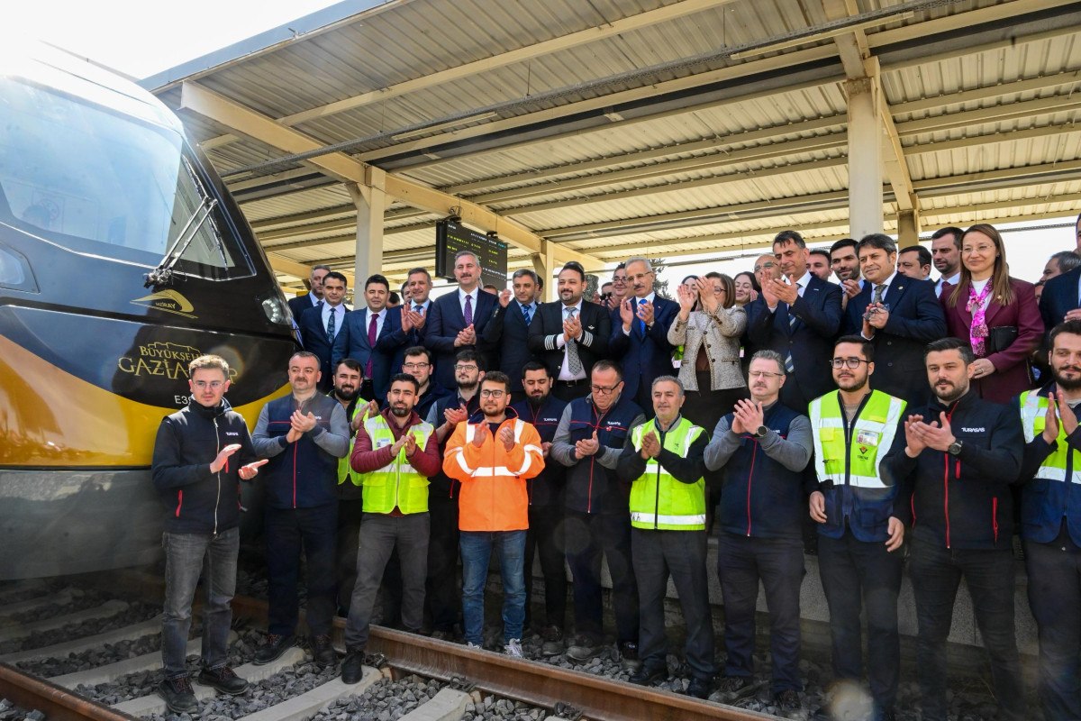 Gaziray'da İlk Milli Banliyö Tren Seti Raylara Çıktı