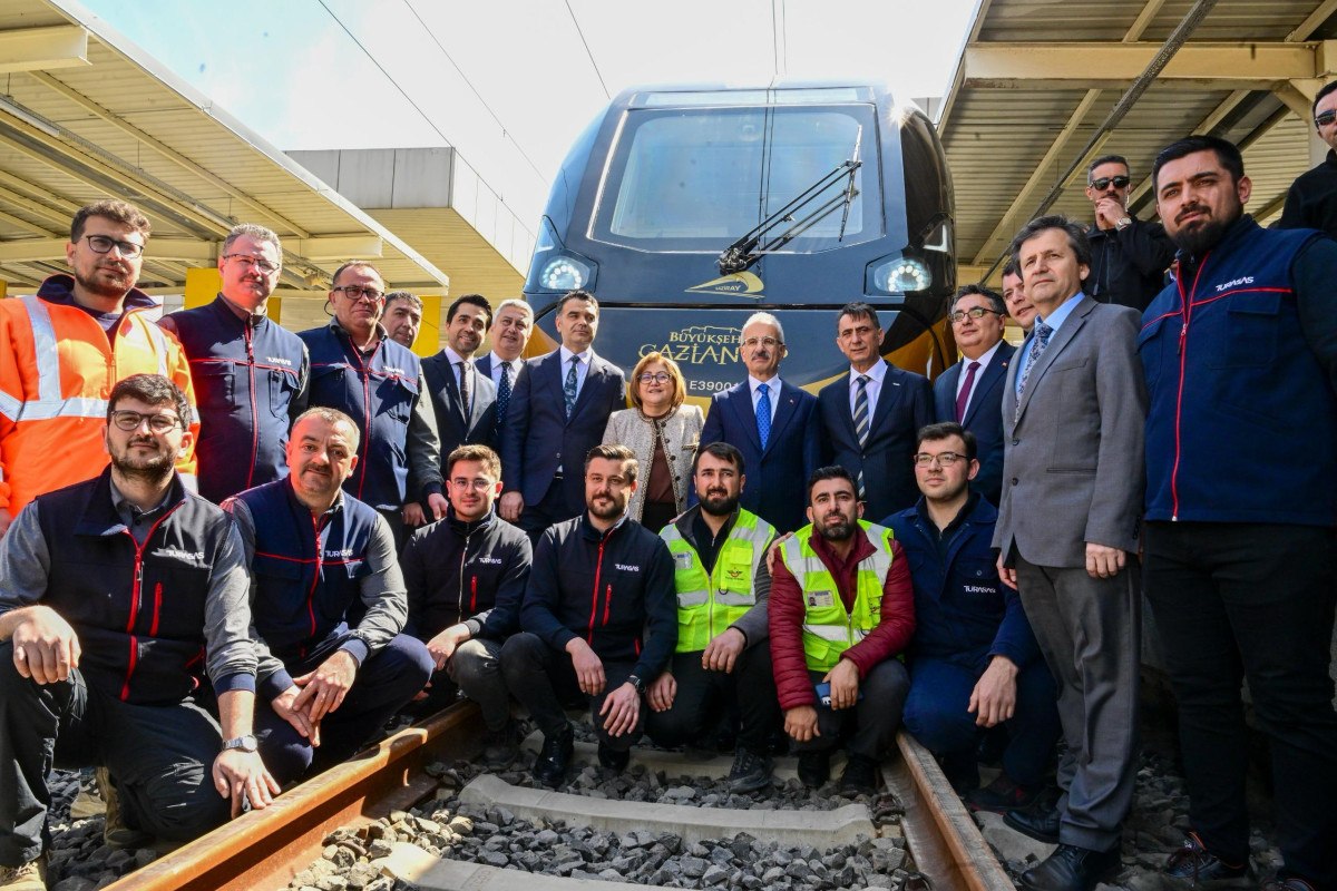 Gaziray'da İlk Milli Banliyö Tren Seti Raylara Çıktı