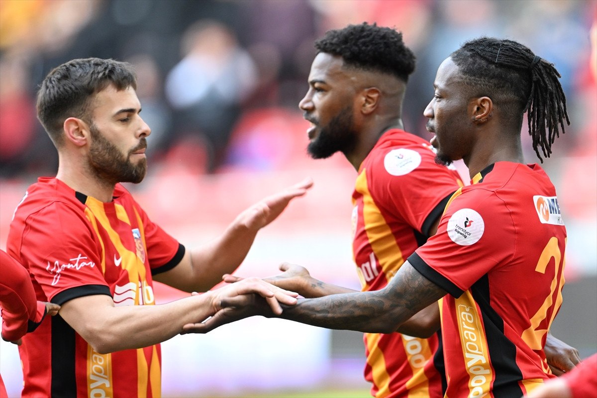 Kayserispor, Başakşehir'i 3-1 Yenerek Üst Üste 3. Galibiyetini Aldı