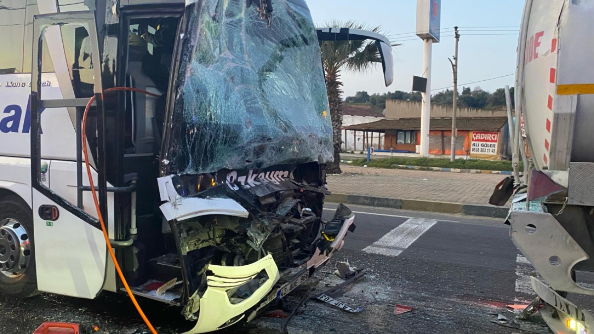 Manisa'da Yolcu Otobüsü ile Tırın Karıştığı Zincirleme Kaza: 1 Ölü, 7 Yaralı