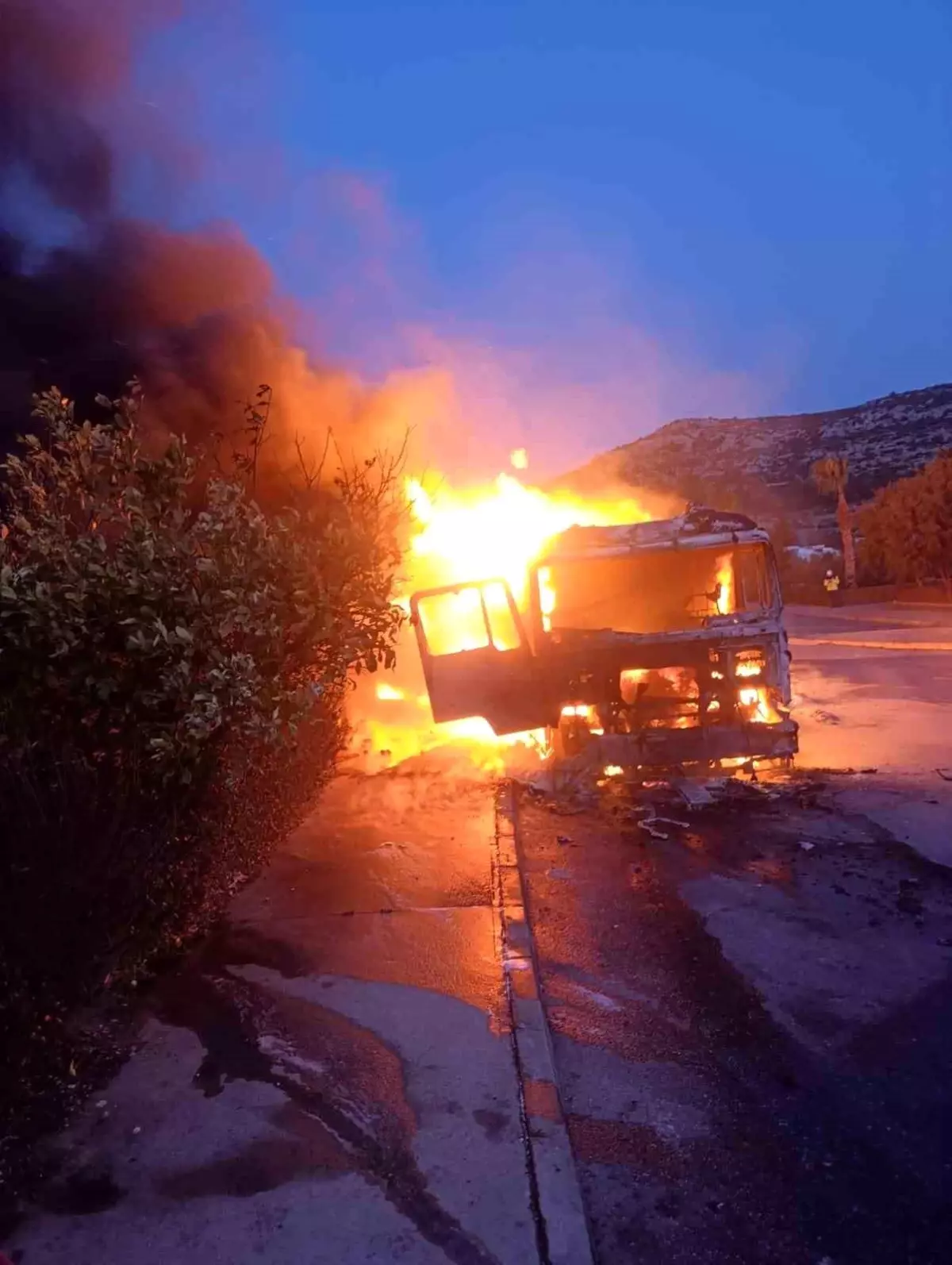 Mersin'de Otoyolda Karton Yüklü Tırda Yangın Çıktı