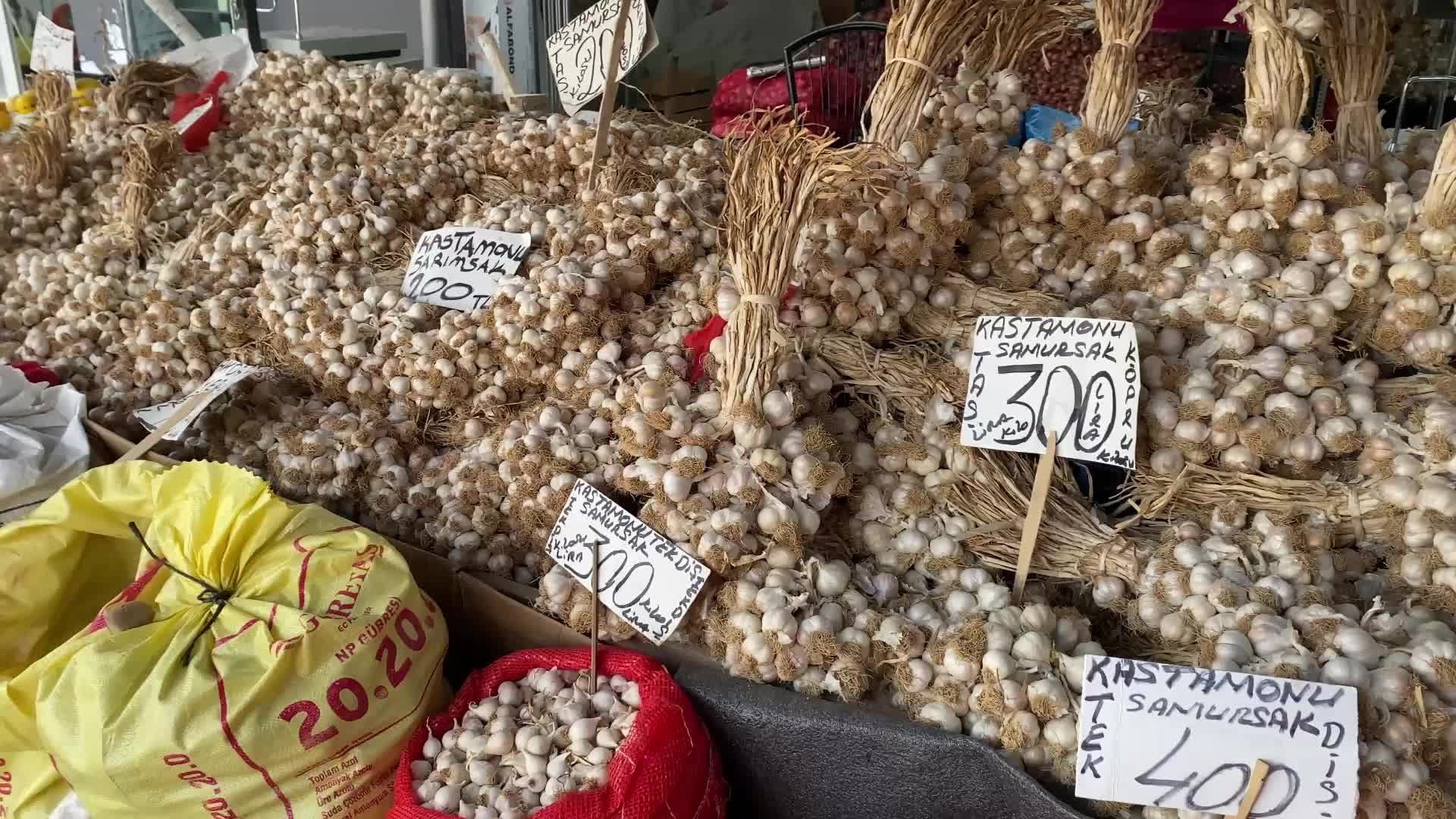 Sarımsak Fiyatları Rekor Kırdı: Tüketiciler Tane ile Almakta