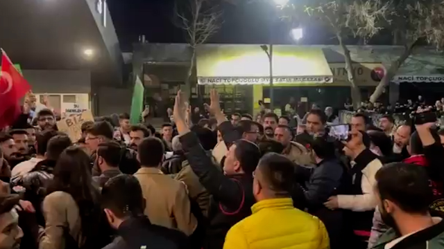 CHP'li Belediye Başkanı Umut Yılmaz İstifa Etti, Halk Sokağa Döküldü