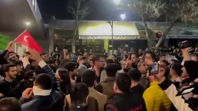 CHP'li Belediye Başkanı Umut Yılmaz İstifa Etti, Halk Sokağa Döküldü