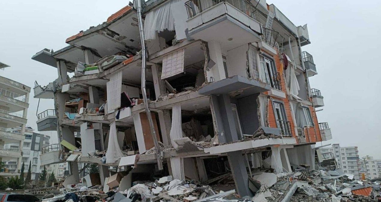 Depremde 12 kişinin yaşamını yitirdiği sitede 5 kamu görevlisi için dava