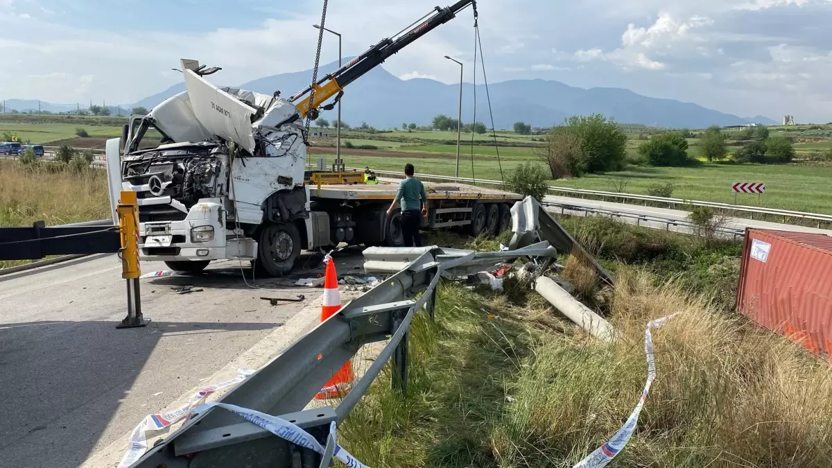 Düziçi'nde TIR Kazası: Şoför Hayatını Kaybetti