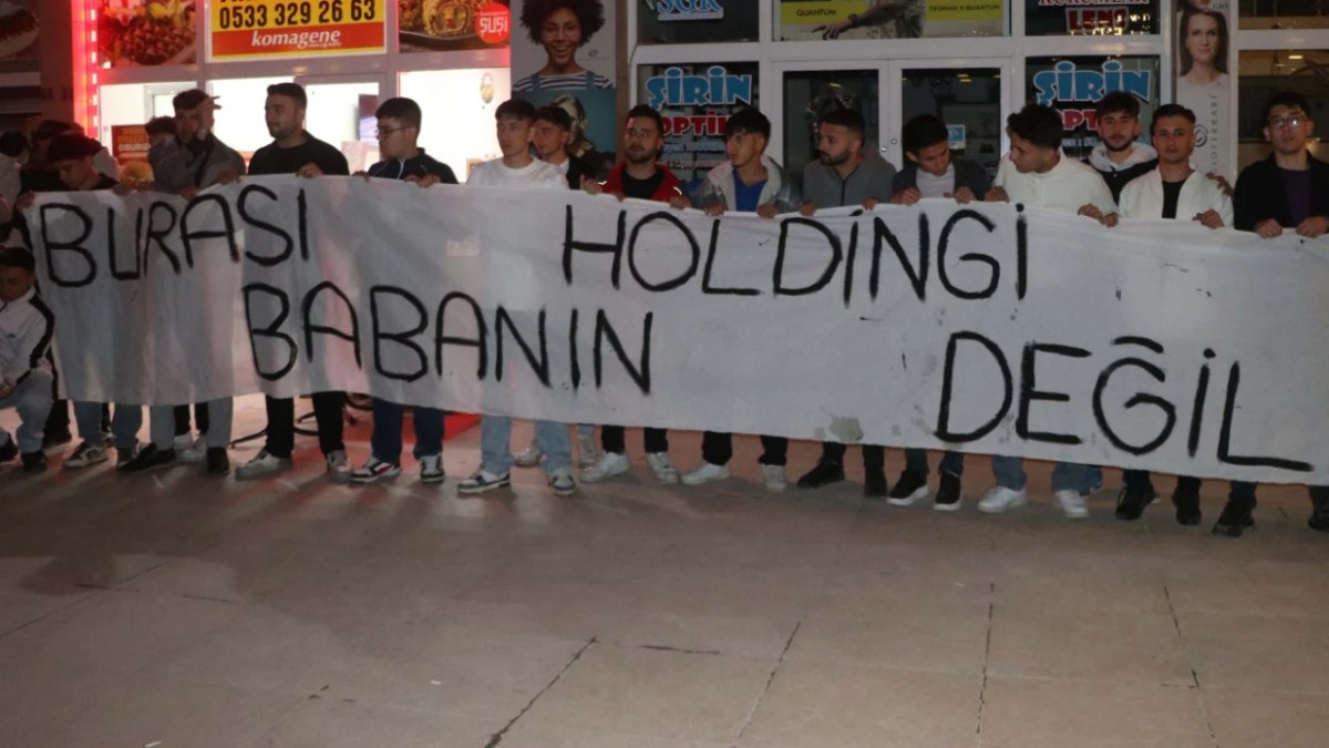 Fenerbahçe'ye protestolu karşılama: Ali Koç'a pankart açtılar