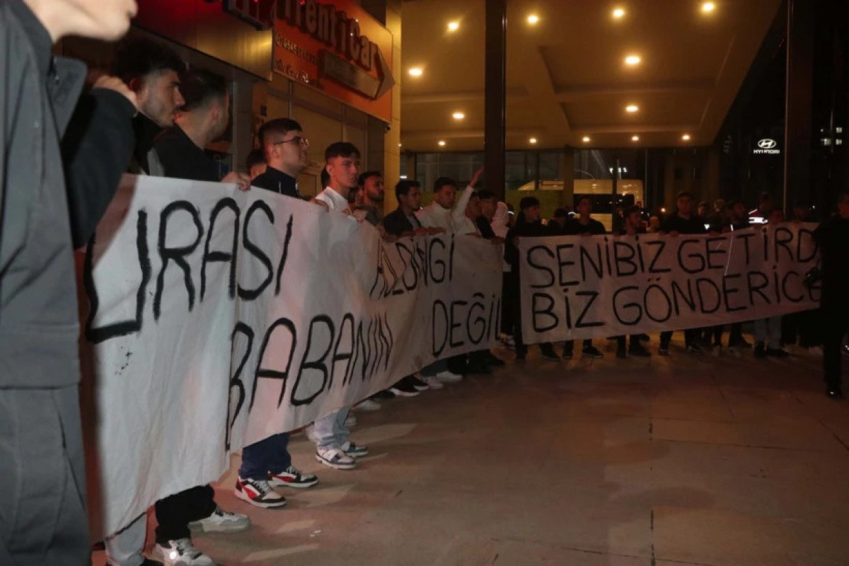 Fenerbahçe'ye protestolu karşılama: Ali Koç'a pankart açtılar