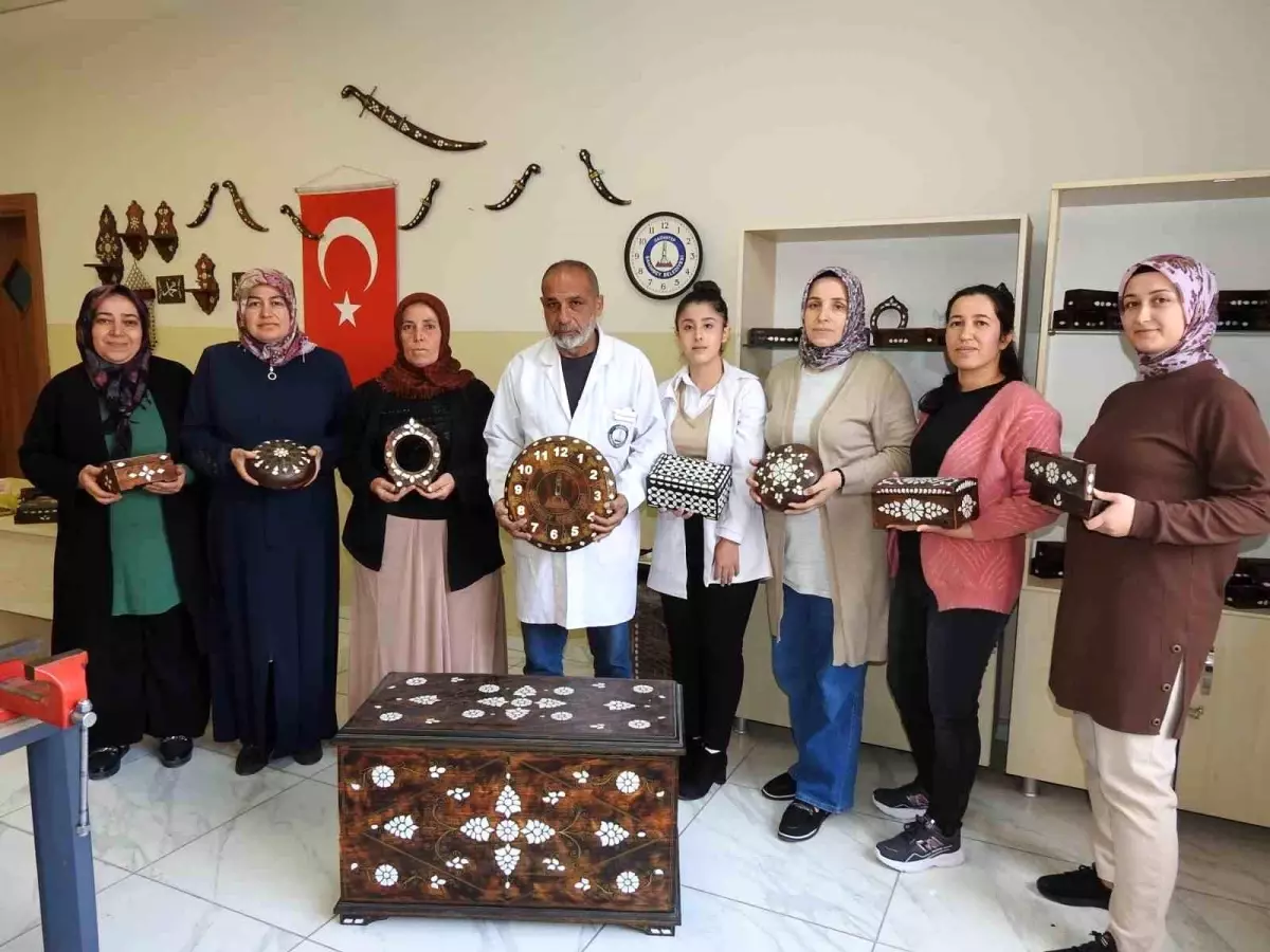 Gaziantep'te Kadınlar Sedef Kakma Sanatını Yaşatıyor
