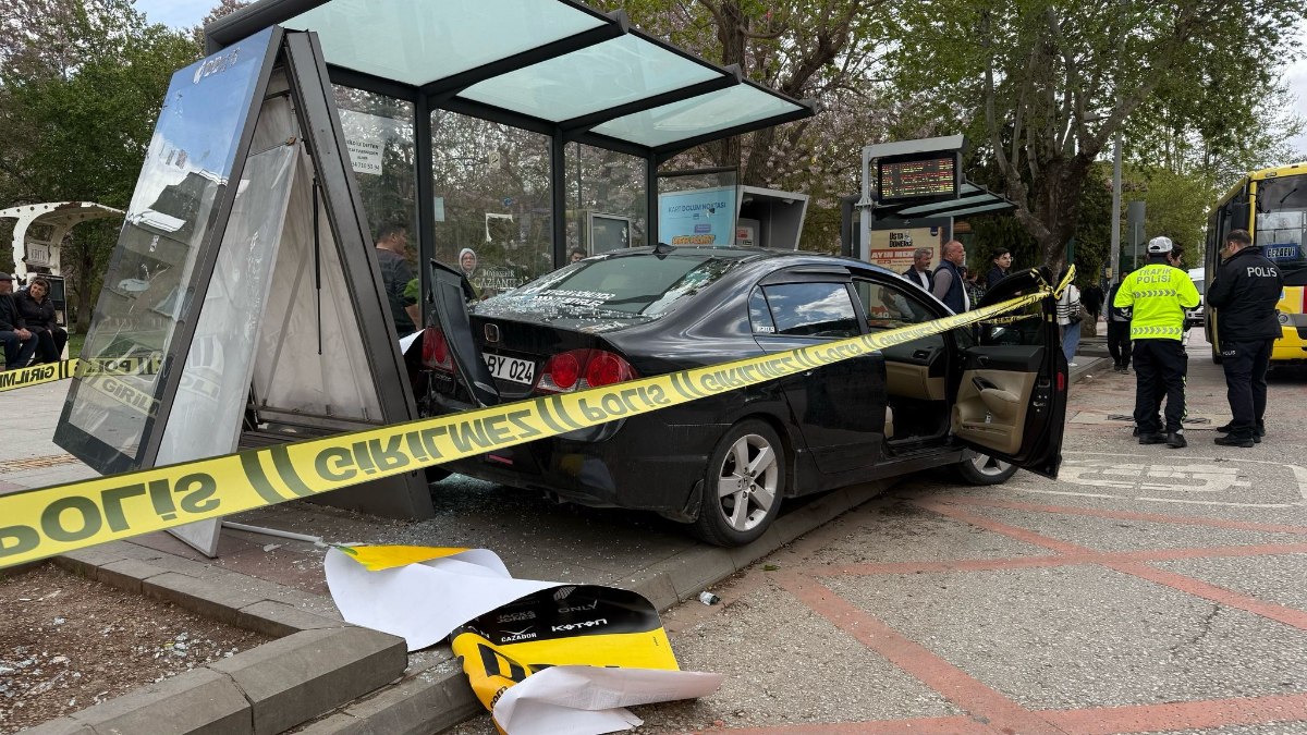 Gaziantep'te Otomobil Durağa Girdi: 5 Yaralı