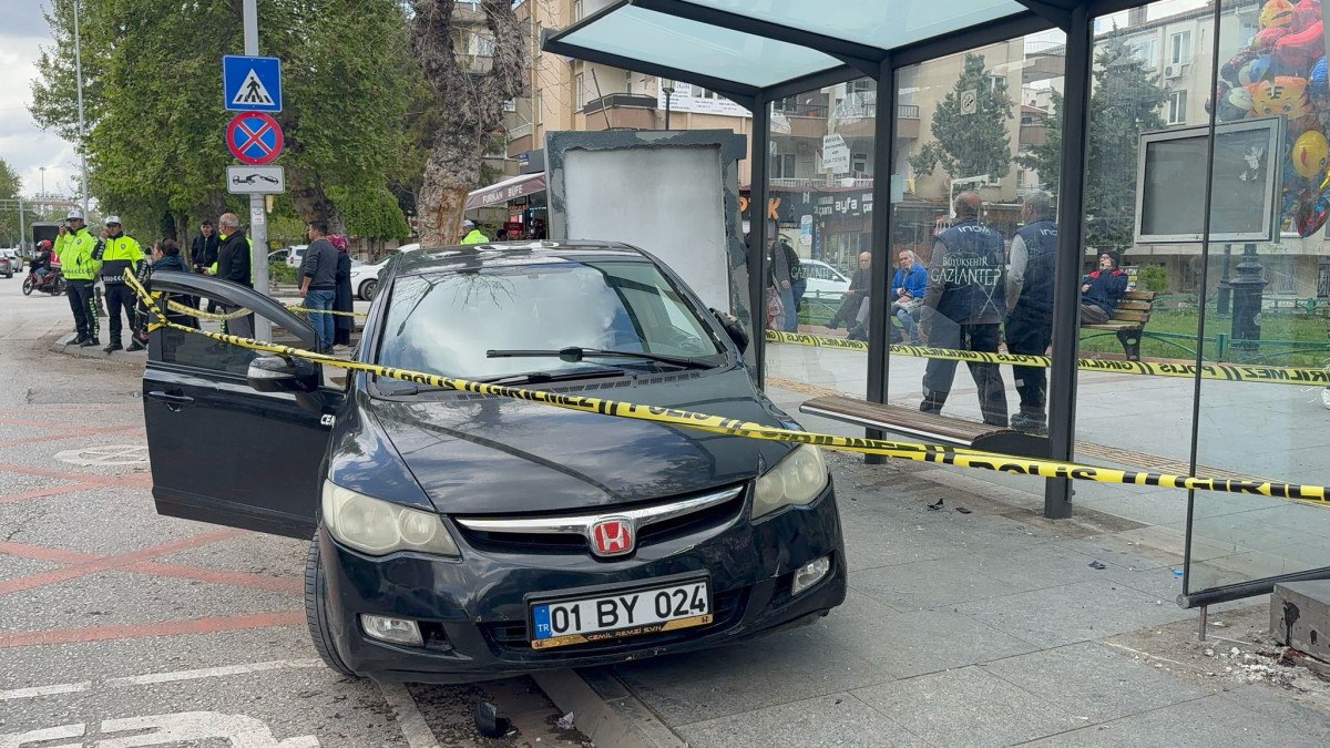Gaziantep'te Otomobil Durağa Girdi: 5 Yaralı
