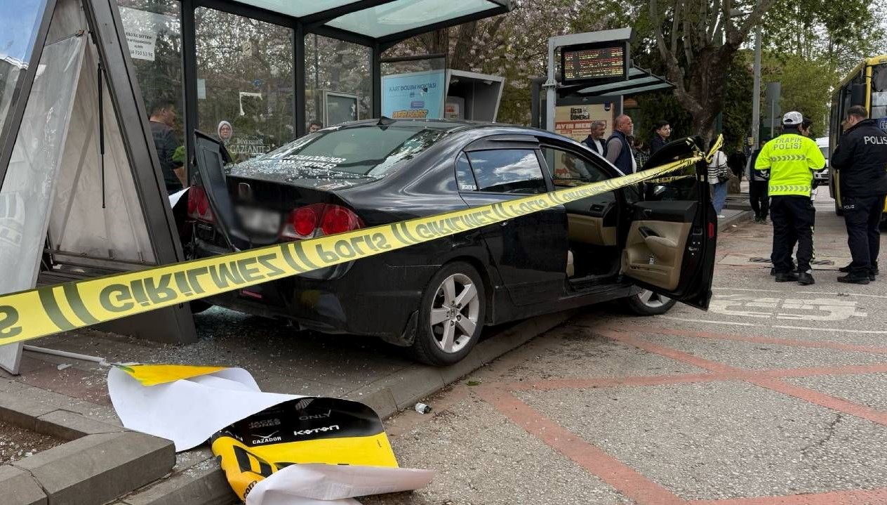 Gaziantep'te Otomobil Otobüs Durağına Daldı: 5 Yaralı