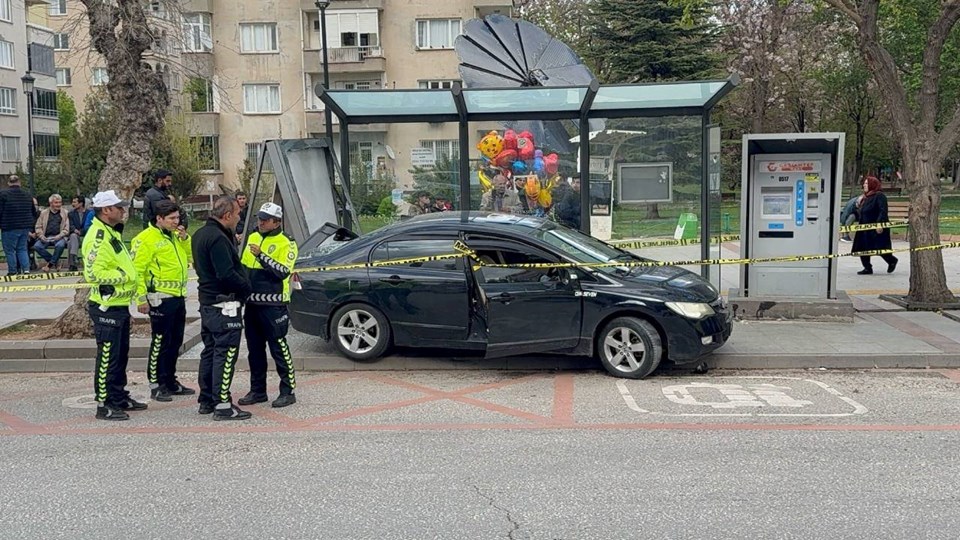 Gaziantep'te Otomobil Otobüs Durağına Daldı: 5 Yaralı