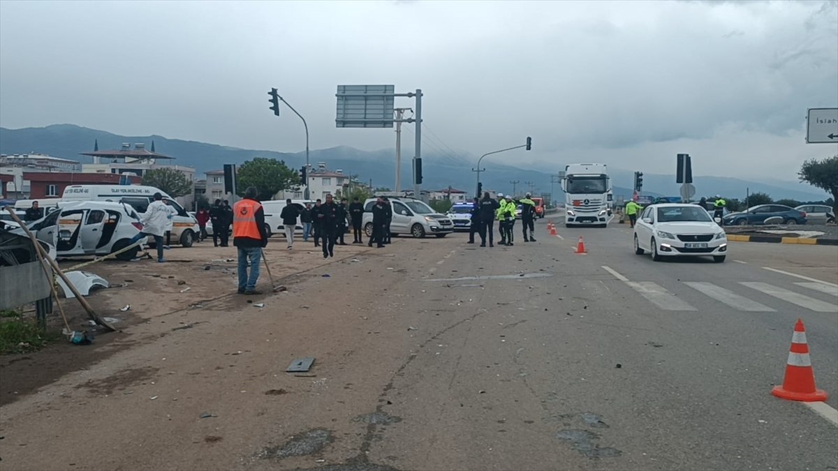 Gaziantep'te Otomobil ve Tır Çarpıştı: 2 Ölü