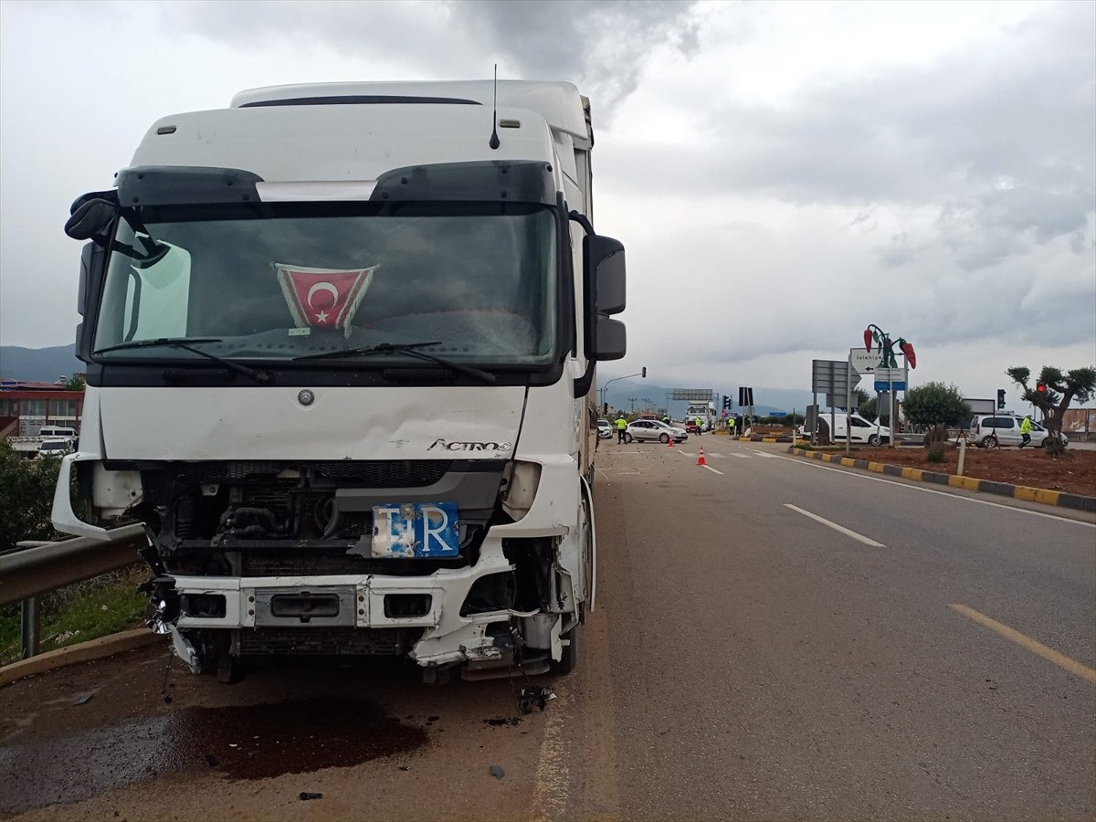 Gaziantep'te Otomobil ve Tır Çarpıştı: 2 Ölü