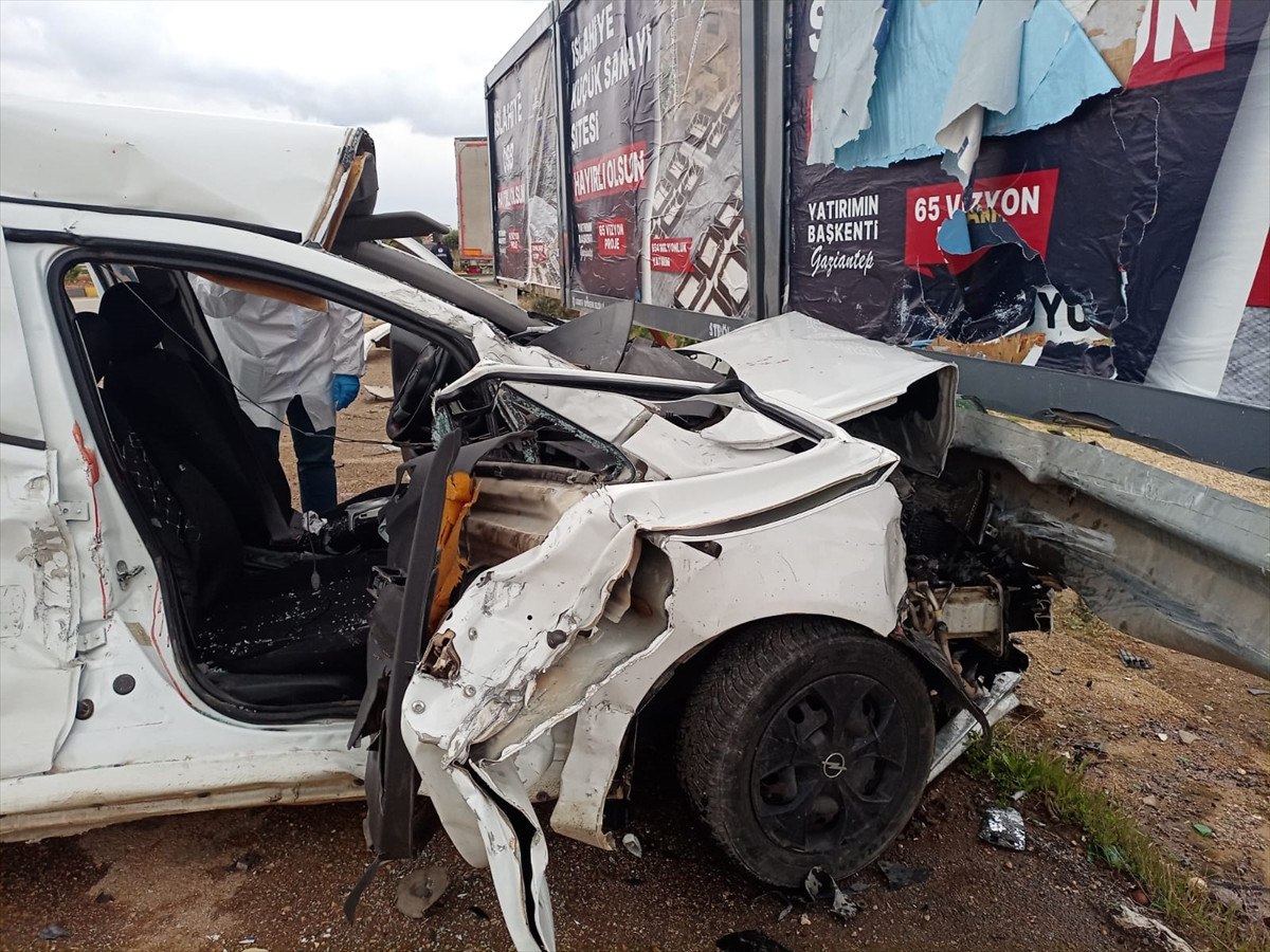 Gaziantep'te Otomobil ve Tır Çarpıştı: 2 Ölü