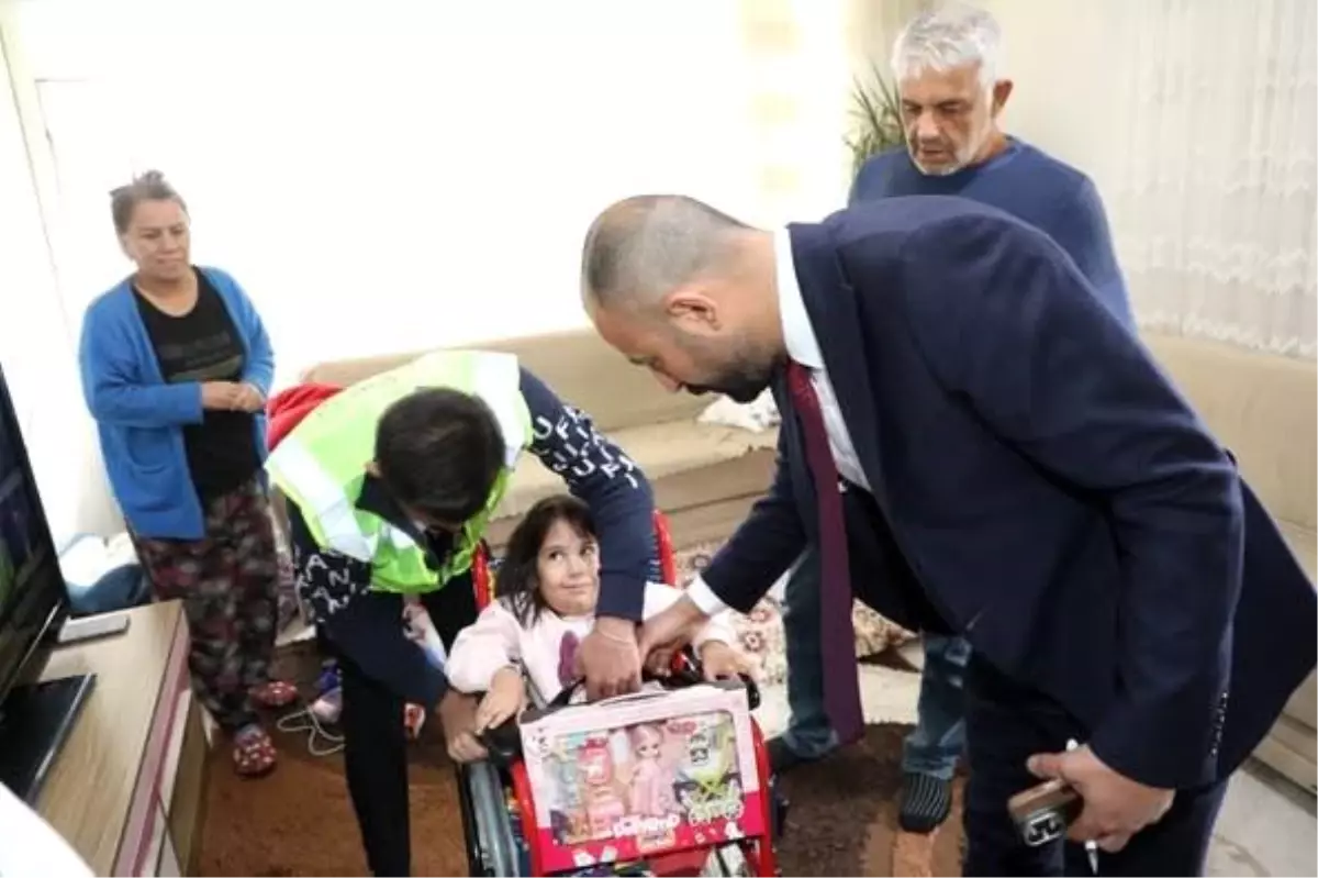 Nizip Belediyesi Engelli Vatandaşlara Sandalye Hediye Etti