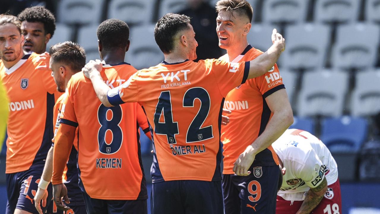 Piatek 10 yıl sonra bir ilki yaşadı, Başakşehir Avrupa yarışına tutundu!