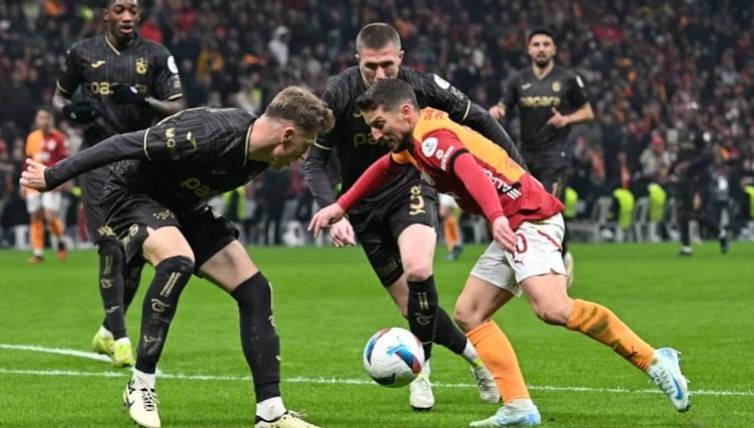 TFF merakları giderdi! Trabzonspor-Galatasaray maçının saati açıklandı