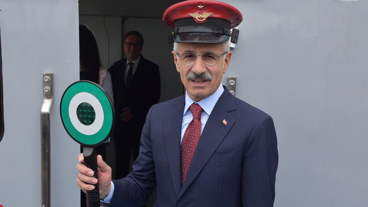 Bakan Uraloğlu'ndan TÜRASAŞ Araç Teslim Töreni'nde Yerli Hızlı Tren Açıklaması