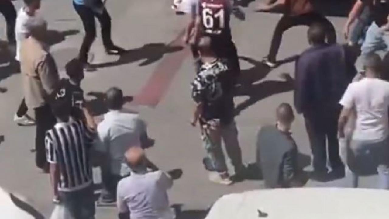 Finale saatler kala taşlı sopalı kavga: Halk taraftarı ayırmaya çalıştı