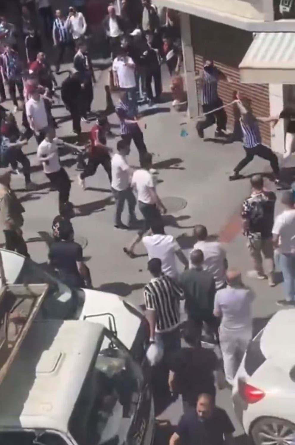 Finale saatler kala taşlı sopalı kavga: Halk taraftarı ayırmaya çalıştı