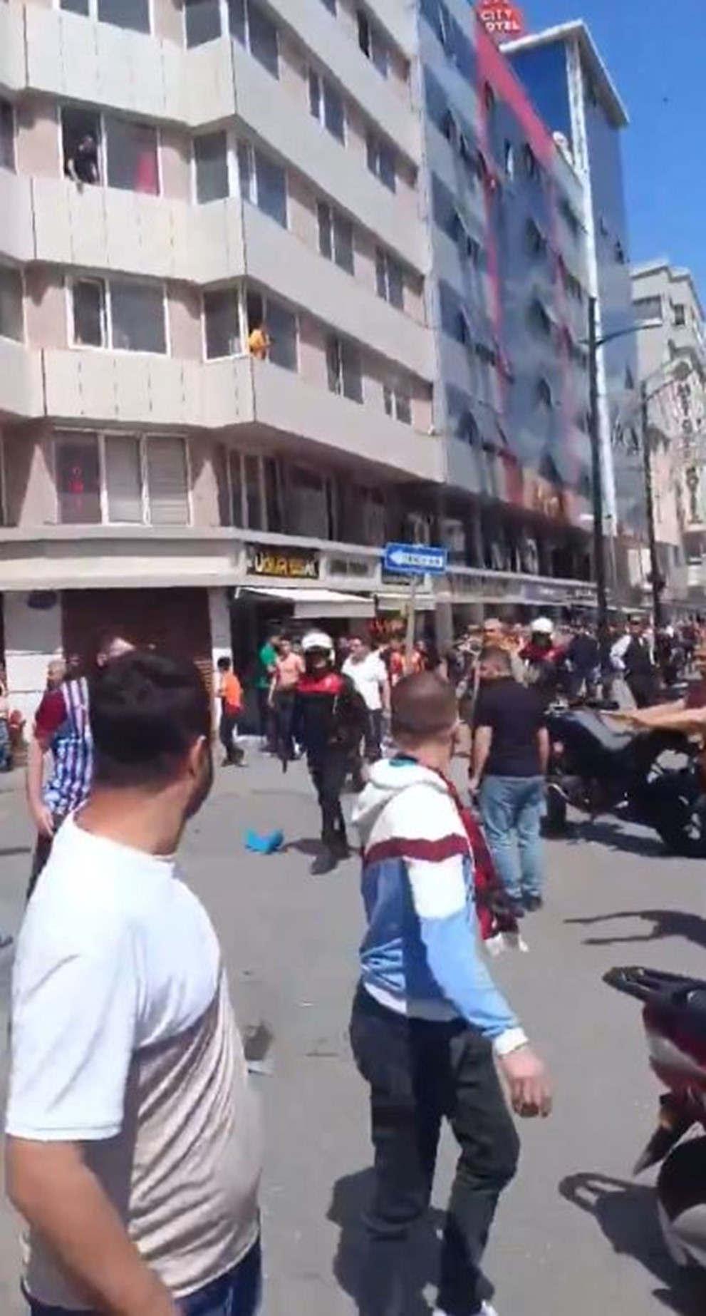 Finale saatler kala taşlı sopalı kavga: Halk taraftarı ayırmaya çalıştı