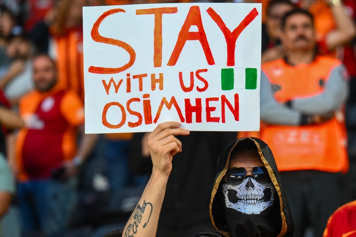 Galatasaray taraftarı: Bizimle kal Osimhen