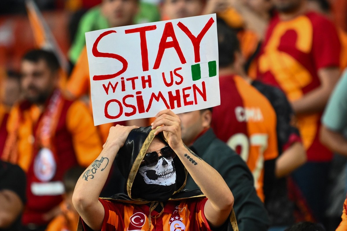 Galatasaray taraftarı: Bizimle kal Osimhen