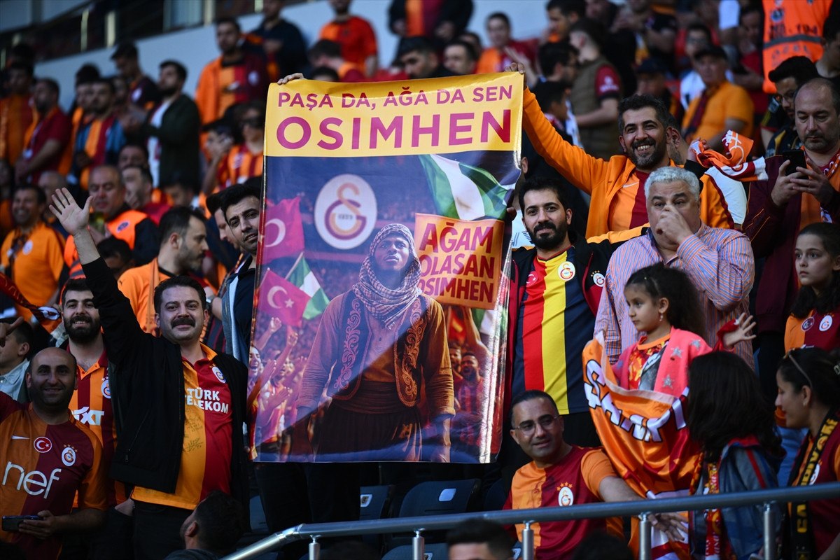 Galatasaray taraftarı: Bizimle kal Osimhen